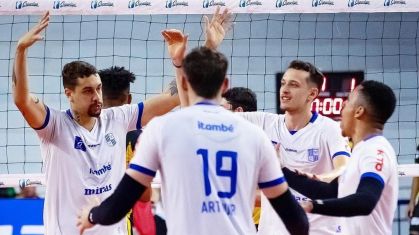 Equipe do Minas comemora ponto na vitória sobre o Praia Clube pela Superliga