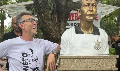 Ídolo do Corinthians, Neto chora em inauguração de busto no Parque São Jorge