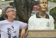 Ídolo do Corinthians, Neto chora em inauguração de busto no Parque São Jorge