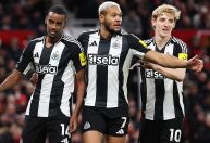 Brasileiro marca, e Newcastle vence Manchester United, que afunda na tabela
