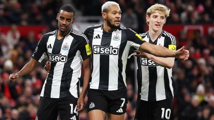 Isak, Joelinton e Gordon comemoram um dos gols do Newcastle na vitória sobre o Manchester United