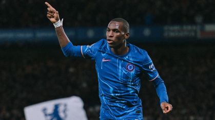 Nicolas Jackson celebra o segundo gol do Chelsea diante do Brentford