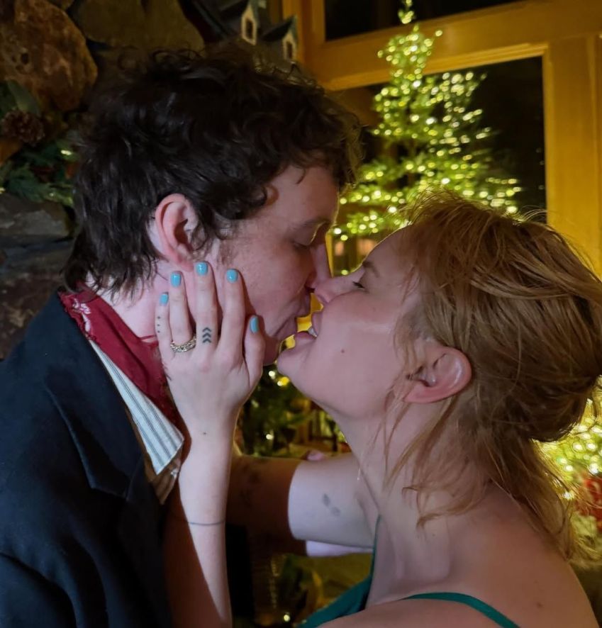 Filha de Bruce Willis e Demi Morre, Tallulah fica noiva de Justin Acee • Instagram/Tallulah Willis