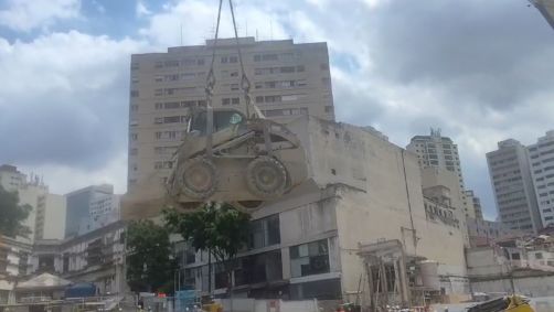 Veículo é retirado do canteiro de obras de estação que desabou em São Paulo