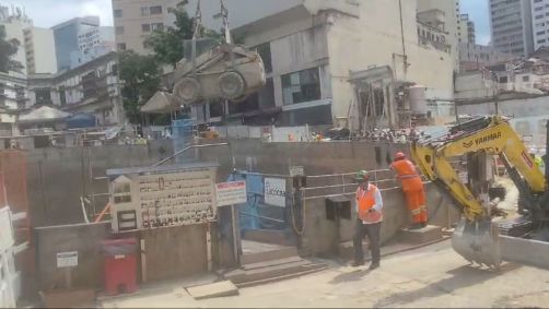 Veículo é retirado do canteiro de obras de estação que desabou em São Paulo