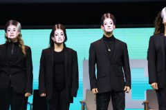 Mascarados usam máscara de Odete Roitman na CCXP
