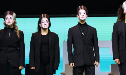 Mascarados usam máscara de Odete Roitman na CCXP