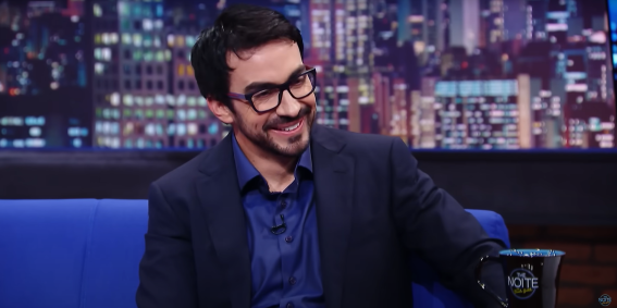 Melo comentou que sempre quiser ser padre e, desde crianças, suas brincadeiras envolviam religião