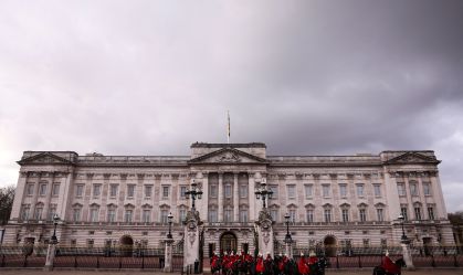 Funcionários da família real britânica são investigados por briga em festa