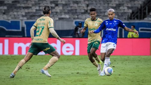 Matheus Pereira e Estêvão em Cruzeiro x Palmeiras, no Mineirão.