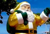 Balneário Camboriú troca cor do Papai Noel: roupa amarela e saco verde