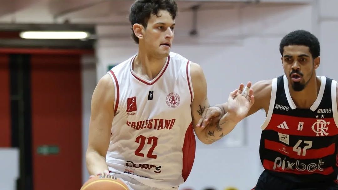 Lance de Paulistano x Flamengo pelo NBB