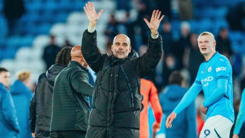 Pep Guardiola comemora vitória do Manchester City sobre o Leicester