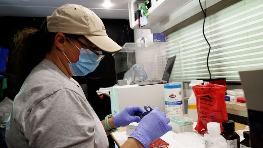 Lisa Kercher, diretora de operações laboratoriais do St. Jude Children's Research, trabalha em seu laboratório móvel • CNN