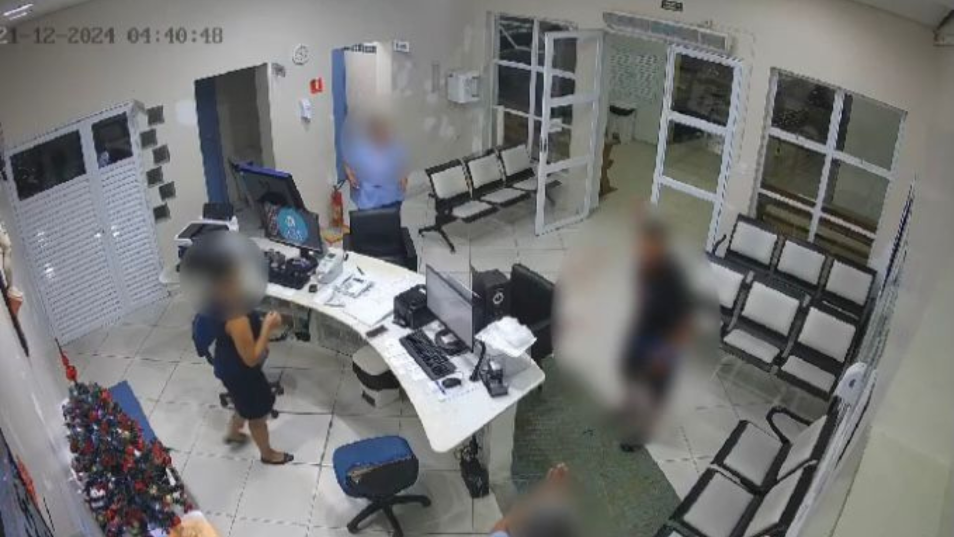 Policial é preso por tentar matar dois homens perto de bar no litoral de SP