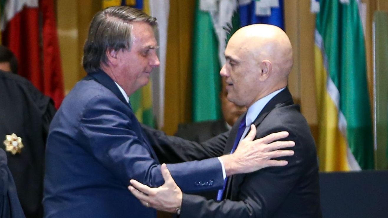 O presidente da República, Jair Messias Bolsonaro, cumprimenta o ministro do STF, Alexandre de Moraes, durante a cerimônia de posse de quatro novos ministros do Tribunal Superior do Trabalho (TST)