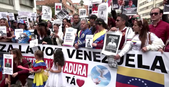 Venezuelanos protestam contra Nicolás Maduro em Bogotá, Colômbia