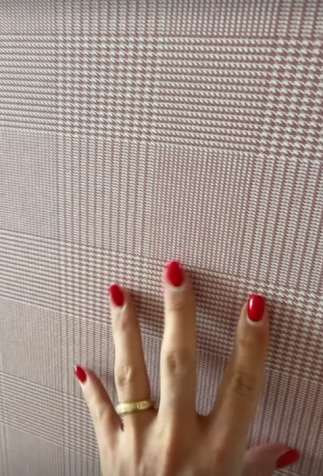 Tecido aplicado em metade das paredes do quarto e no teto é de xadrez rosa • Instagram/Graciele Lacerda