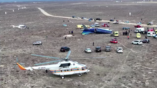 Equipes de resgate atuam em meio a destroços de avião que caiu no Cazaquistão