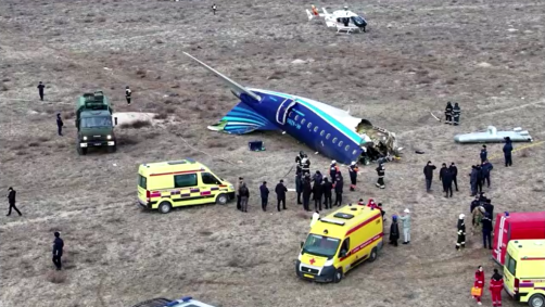 Ambulâncias em meio a destroços de avião que caiu no Cazaquistão.