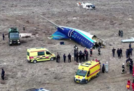 Avião que caiu no Cazaquistão foi abatido por defesas aéreas russas, diz Reuters