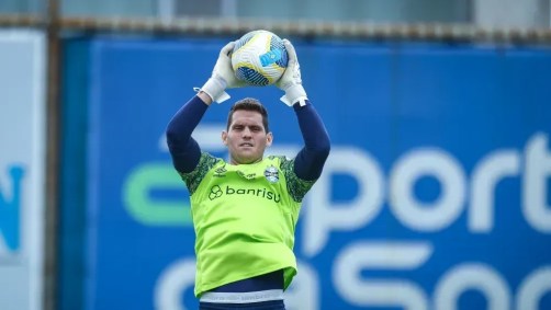Rafael Cabral durante treino pelo Grêmio, em novembro de 2024