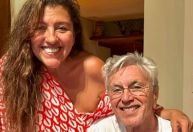 Regina Casé comemora visita surpresa de Caetano Veloso: "Meu amor"