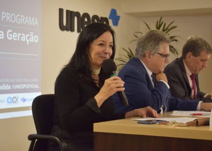 A foto mostra Maysa Furlan falando em um evento na Unesp