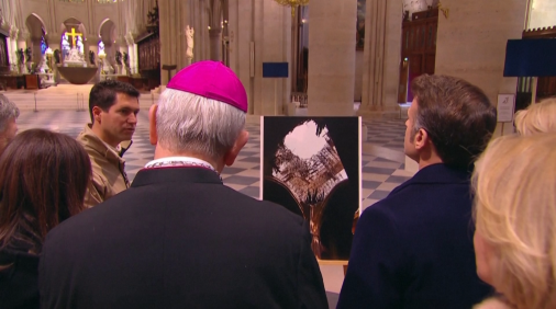 Presidente Emmanuel Macron vê foto da destruição causada pelo incêndio na Catedral de Notre-Dame