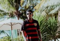 Rodrygo passa férias no Brasil com camisa do Sport Recife e clube reage; veja