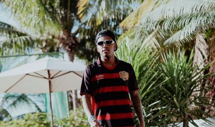 Rodrygo passa férias no Brasil com camisa do Sport Recife e clube reage; veja