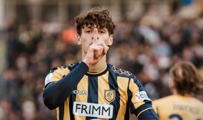 Gol do bisneto de Mussolini gera saudações fascistas em jogo na Itália; clube nega