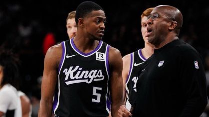 De'Aaron Fox e Mike Brown em jogo dos Kings