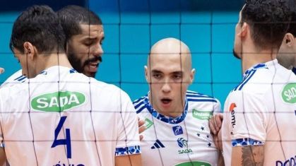 Equipe do Cruzeiro comemorando ponto na vitória contra o Blumenau pela Superliga