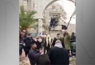 Manifestantes derrubam estátua de pai de Bashar al-Assad na Síria