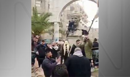 Manifestantes derrubam estátua de pai de Bashar al-Assad na Síria