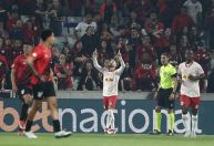 RB Bragantino surpreende Athletico-PR, e drama do rebaixamento segue até domingo