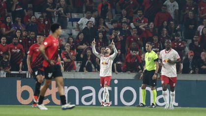 Eduardo Sasha marcou dois e brilhou na vitória do Red Bull Bragantino contra o Athletico-PR
