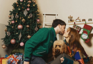 Sasha e João Lucas fazem ensaio especial de Natal com cachorrinha; veja