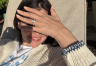 Após ser pedida em casamento, Selena Gomez publica foto exibindo anel; veja