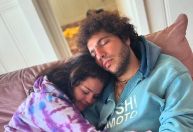 Selena Gomez fala sobre Benny Blanco na lista dos mais sexy: "Meu homem"