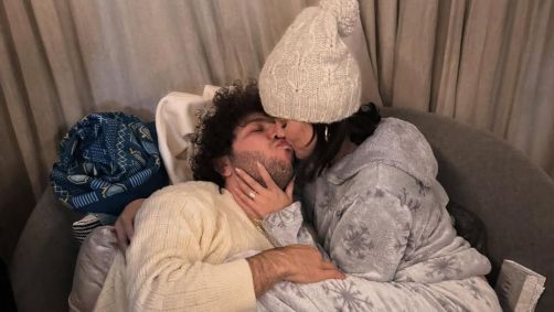 Selana Gomez compartilhou uma foto beijando seu noivo Benny Blanco