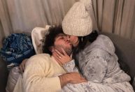 Selena Gomez divulga registro de beijo em Benny Blanco: "Férias maravilhosas"
