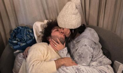 Selena Gomez divulga registro de beijo em Benny Blanco: "Férias maravilhosas"