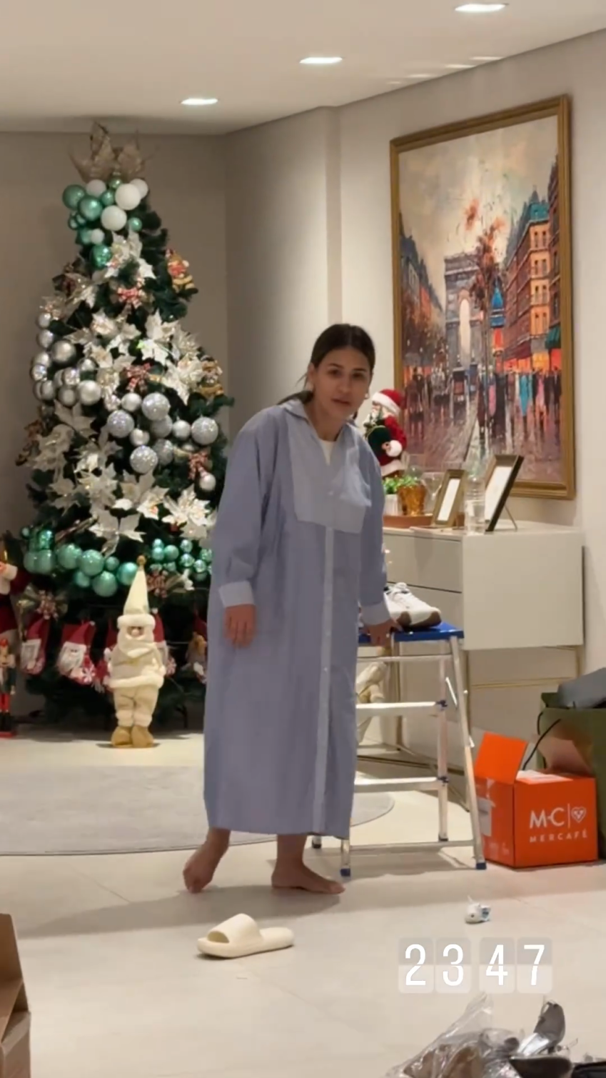 Simone Mendes foi gravada pelo marido após enfeitar a casa para o Natal • Instagram/Kaká Diniz