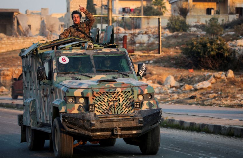 Rebelde do grupo islâmico Hayat Tahrir al-Sham em uma província síria de Aleppo 29/11/2024 • REUTERS/Mahmoud Hasano