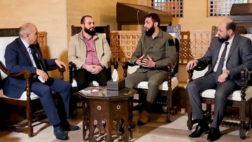 Novo primeiro-ministro da Síria, Mohammed al-Bashir (último à direita), encontra-se com o premiê do regime deposto de Bashar al-Assad, Mohammed al-Jalali (primeiro da esquerda), com o líder rebelde Mohammad al-Jolani (segundo à direita) em Damasco, em 9 de dezembro