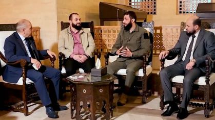 Novo primeiro-ministro da Síria, Mohammed al-Bashir (último à direita), encontra-se com o premiê do regime deposto de Bashar al-Assad, Mohammed al-Jalali (primeiro da esquerda), com o líder rebelde Mohammad al-Jolani (segundo à direita) em Damasco, em 9 de dezembro