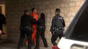 Luigi Mangione luta com policiais e grita enquanto é levado ao tribunal em Hollidaysburg, Pensilvânia, em 10 de dezembro.