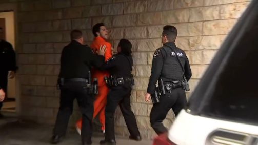 Luigi Mangione luta com policiais e grita enquanto é levado ao tribunal em Hollidaysburg, Pensilvânia, em 10 de dezembro.